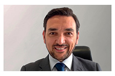 Imagen que contiene persona, hombre, pared, corbata
Descripción generada automáticamente