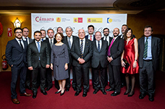 Imagen que contiene persona, grupo, pose, foto

Descripci�n generada con confianza muy alta