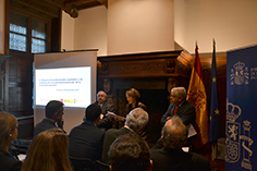 Imagen que contiene interior, persona, pared, personas

Descripci�n generada con confianza muy alta