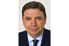 Imagen que contiene hombre, persona, traje, ropa

Descripci�n generada con confianza muy alta