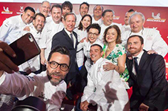 Imagen que contiene persona, pose, foto, grupo

Descripci�n generada con confianza muy alta