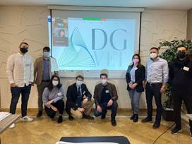 Un grupo de personas de pie
Descripción generada automáticamente