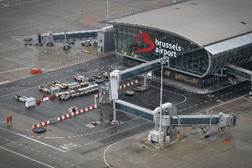 Imagen que contiene aeropuerto, tabla, camioneta, nieve
Descripción generada automáticamente