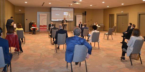 Un grupo de personas en un salón
Descripción generada automáticamente