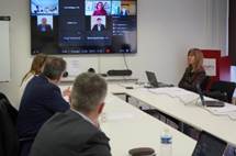 Un grupo de personas frente a una televisión encendida
Descripción generada automáticamente