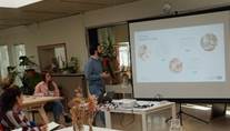 Personas alrededor de una mesa
Descripción generada automáticamente con confianza media