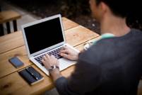 Una persona sosteniendo una laptop
Descripción generada automáticamente