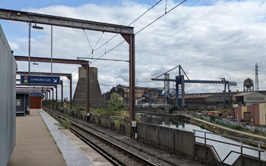 Un tren en las vias de tren
Descripción generada automáticamente
