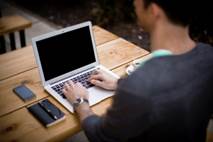 Una persona sosteniendo una laptop
Descripción generada automáticamente