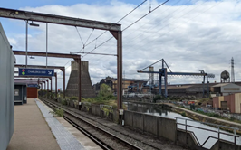 Un tren en las vias de tren
Descripción generada automáticamente