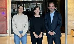 Un grupo de personas posando delante de una puerta
Descripción generada automáticamente con confianza media