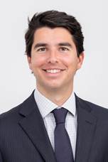 Un hombre con traje y corbata sonriendo
Descripción generada automáticamente