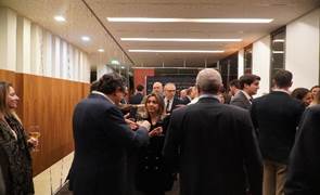 Un grupo de personas en un salón
Descripción generada automáticamente con confianza media