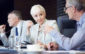 Un grupo de hombres sentados en una mesa
Descripción generada automáticamente
