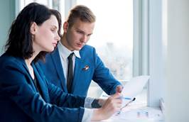 Un hombre con un traje de color azul
Descripción generada automáticamente con confianza media