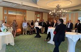 Un grupo de personas en un salón
Descripción generada automáticamente con confianza media