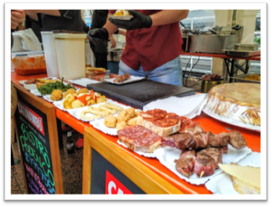 Imagen que contiene persona, interior, comida, mesa
Descripción generada automáticamente
