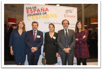 Imagen que contiene persona, de pie, pose, edificio
Descripción generada automáticamente