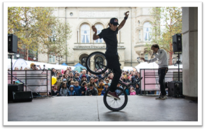 Imagen que contiene exterior, bicicleta, edificio, hombre

Descripcin generada automticamente
