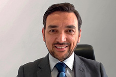 Imagen que contiene persona, hombre, pared, traje
Descripción generada automáticamente