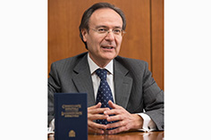Imagen que contiene persona, hombre, corbata, interior
Descripción generada automáticamente