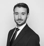 Foto en blanco y negro de un hombre con traje y corbata
Descripción generada automáticamente