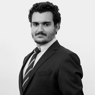 Un joven con un traje de color negro
Descripción generada automáticamente