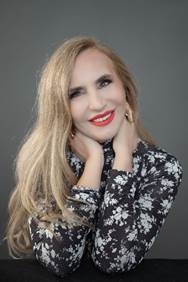 Una mujer con el cabello largo
Descripción generada automáticamente con confianza media
