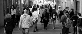 Imagen en blanco y negro de un grupo de personas caminando en la calle
Descripción generada automáticamente