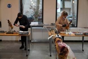 Mujer sentada en el piso junto a un perro
Descripción generada automáticamente con confianza media