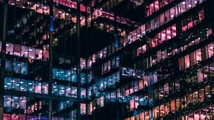Vista de una ciudad con luces de colores
Descripción generada automáticamente con confianza baja